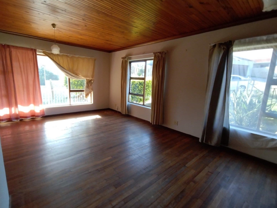 5 Bedroom Property for Sale in Wavecrest Eastern Cape